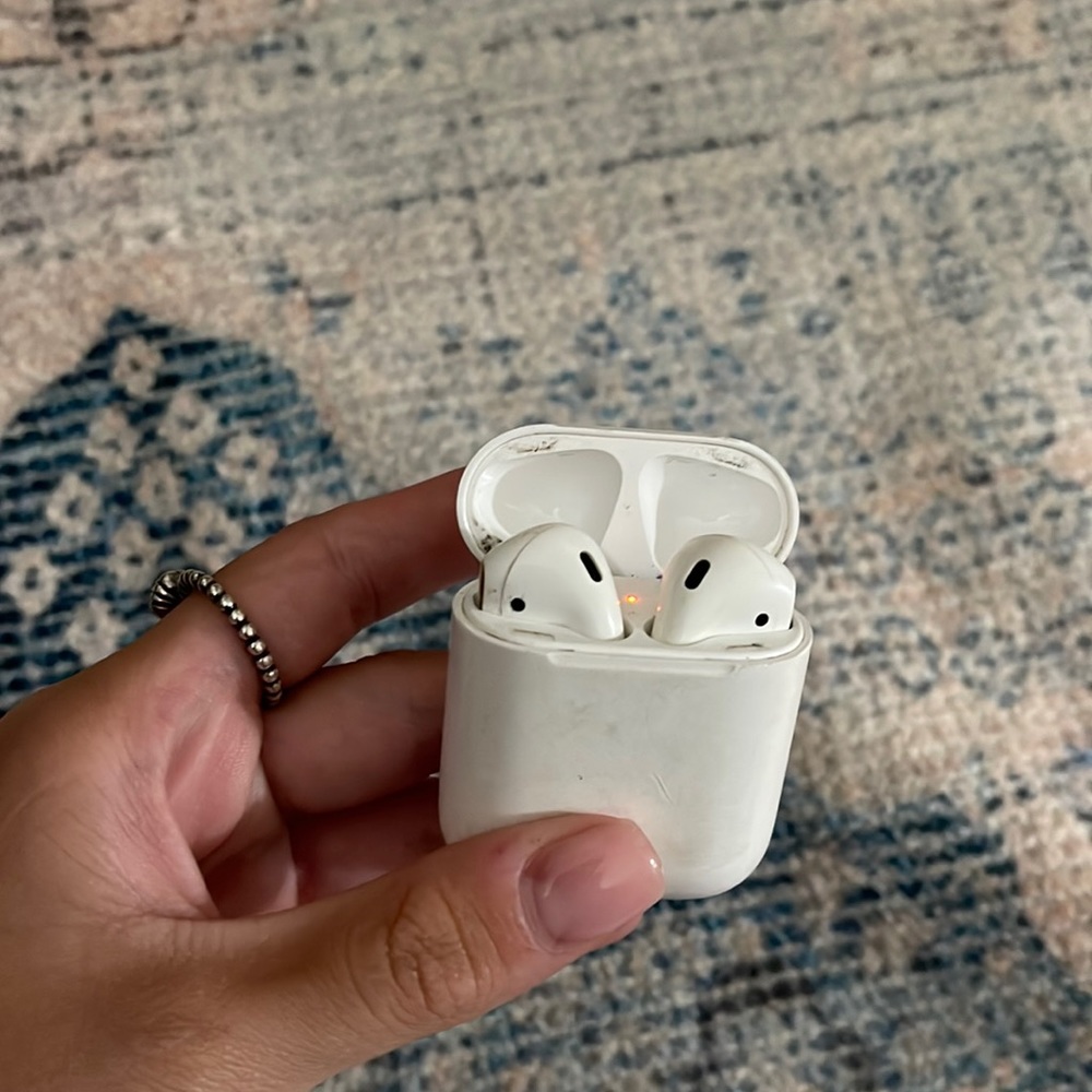 apple bluetooth airpods used and don’t use anymore some scratches